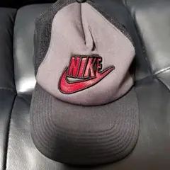Nike 黒 赤 刺繍ロゴ キャップ美品