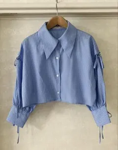 continuier de NICE CLAUP クロップド ストライプシャツ