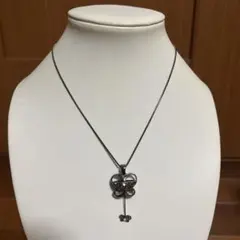 透かし彫り バタフライモチーフ ネックレスのサムネイル