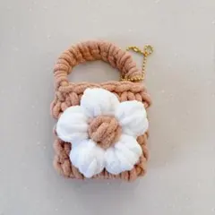 ベージュ 花モチーフ バックチャーム