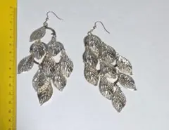 ゴールド 葉モチーフ　ロングピアス