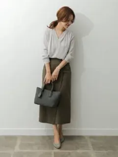 お値下げ⭐︎URBAN RESEARCH DOORS とろみVネックブラウスのサムネイル