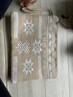 AZUL 刺繍クラッチバッグ ベージュ