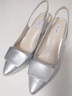 ポインテッドトゥオーナメント バックストラップパンプス （シルバー）（サイズL）