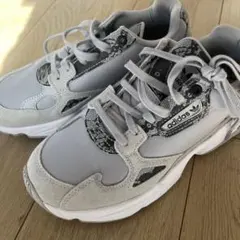 adidas グレー スニーカー