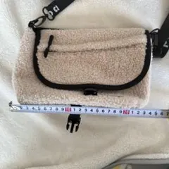 niko and ... ニコアンド　ボディバッグ ベージュ　もこもこ