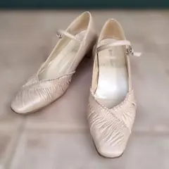 【美品】【２、３回着用】ベージュ ストラップ付き 　パンプスのサムネイル