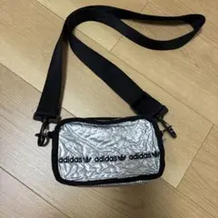adidas シルバー ショルダーバッグのサムネイル