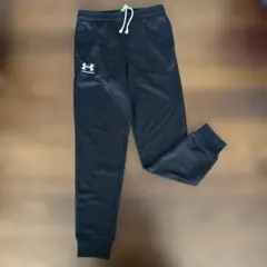 美品アンダーアーマーUNDER ARMOUR 黒 ロングパンツ　長ズボン 160