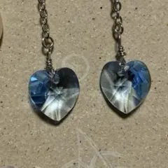 スワロフスキークリスタルハートのイヤリング　シンプル アクアブルー