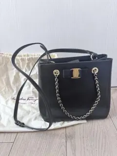 ブラックレザーショルダーバッグ　フェラガモ