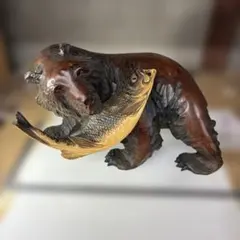 木製クマと魚の彫刻
