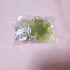 サンリオ　シークレットクローバーストラップ　しろうさ