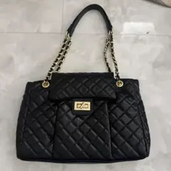 黒いキルティングショルダーバッグ