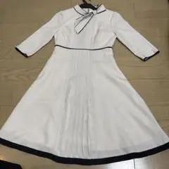 ホワイトリボン付きひざ丈ワンピース