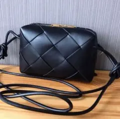 本革　ショルダーバッグ　黒　編み込み　牛革　シンプル　肩がけ　高級感　ブラック