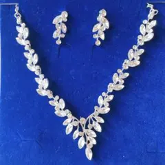 シルバー色 ネックレスとピアスのセット