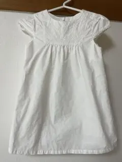 白の刺繍入り半袖ワンピース　 タルティーヌエショコラのサムネイル
