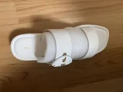 ダブルエーオリエンタルトラフィック白サンダルきれいめ