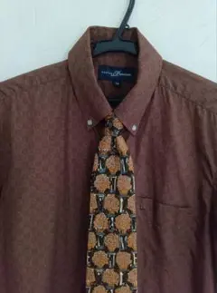 ネクタイシャツ　ダークブラウンデザイン総柄　サイズＭ　デザイン柄　古着