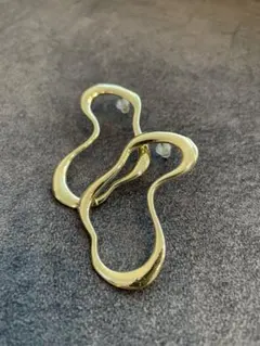 【再値下げ】ゴールド 波状 ピアス 新品未使用