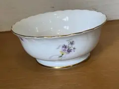 【皇室御用達】大倉陶園 すみれ柄 フリルボウル（深鉢／盛鉢） 皇室御用達】大倉陶園 すみれ柄 フリルボウル（深鉢／盛鉢） - メルカリ