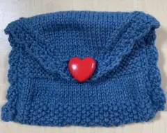 編み物　青色のニットポーチ　赤いハートのボタンが可愛い　ハンドメイド　小物入れ