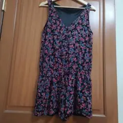 ワンピースではなくショートパンツ風です！花柄 ノースリーブ オールインワンのサムネイル