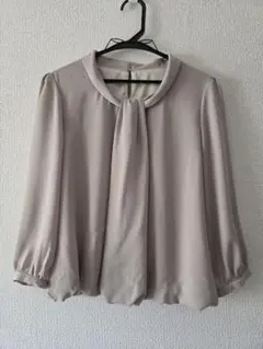 胸元リボン付き 薄ベージュシフォンブラウス オフィスカジュアル