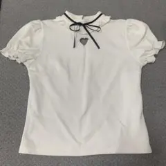 フリル付きホワイトシャツ ハート型開口部