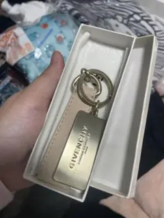 GIVENCHY ジバンシィ キーリング キーホルダー ゴールド レザー 箱付きのサムネイル
