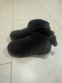 黒い合成皮革ブーツ タッセル付き　キッズシューズ