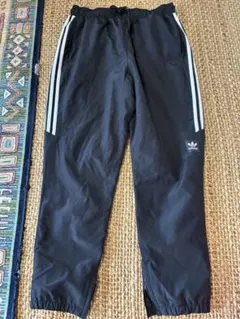 adidas ブラック ジャージパンツ 3本ライン