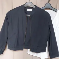 tessera 黒ノーカラージャケットとブラウス