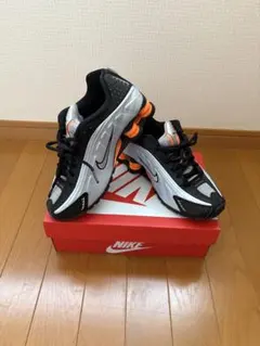 Nike Shox スニーカー シルバー/ブラック/オレンジ