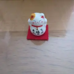 陶器製 招き猫 赤い台座付き