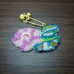 ビーズ刺繍 花 ブローチ　裏地、本革　キーホルダーにも付け替え可能