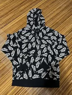 ナイキ スウォッシュロゴ総柄 パーカー 裏起毛　プルオーバー　刺繍ロゴ