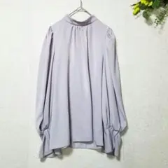 スナイデル（F）くすみ藤色 バンドカラーブラウス・ パフスリーブ袖・華やか