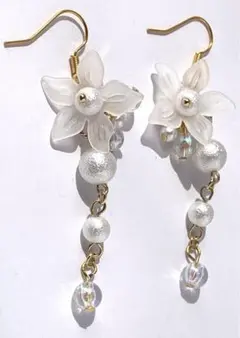 花の妖精ピアス❤︎コットンパール❤︎ハンドメイドピアス❤︎ハンドメイド❤︎momochu