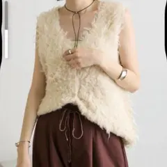 クリーム色ファー風ニットベスト