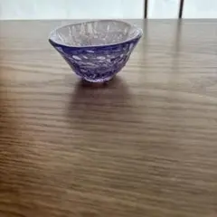 紫色のガラス製お猪口・ぐい飲み