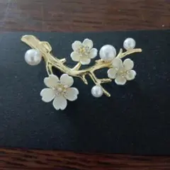 桜の枝の金色ブローチ