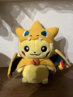 ポケモン ピカチュウ リザードン ぬいぐるみ チェーン ポンチョを着たピカチュウ