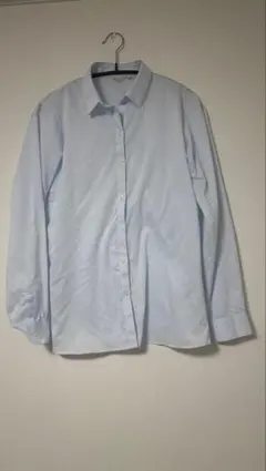 ストライプデザインのライトブルー長袖シャツ