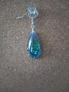 No102 片耳ピアス　ドロップ型　レジン製　ブルー系　ゴールド　キラキラ