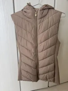 ZARA フード付きベージュダウンベスト
