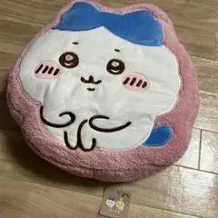 ちいかわ　もこもこダイカットクッション　ハチワレ