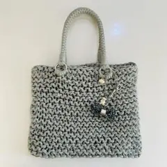 アンテプリマ　ミスト　グレー 編み込みハンドバッグ チャーム付き