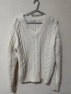 アイボリー ケーブルニット Vネック セーター